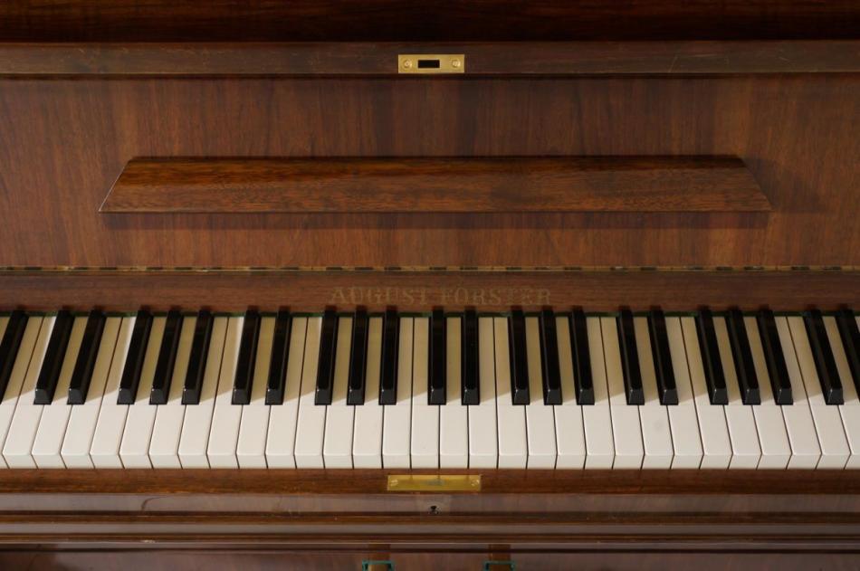 PIANO DROIT TRES HAUT DE GAMME AUGUST FORSTER 125G